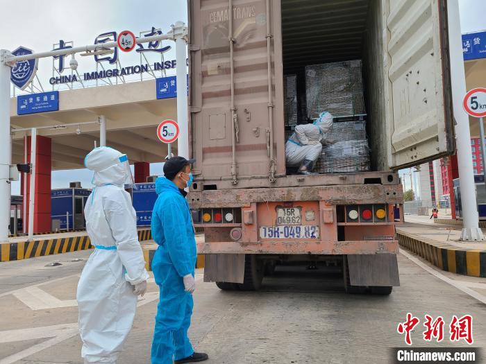 图为民警检查入境货车。　林珉正 摄