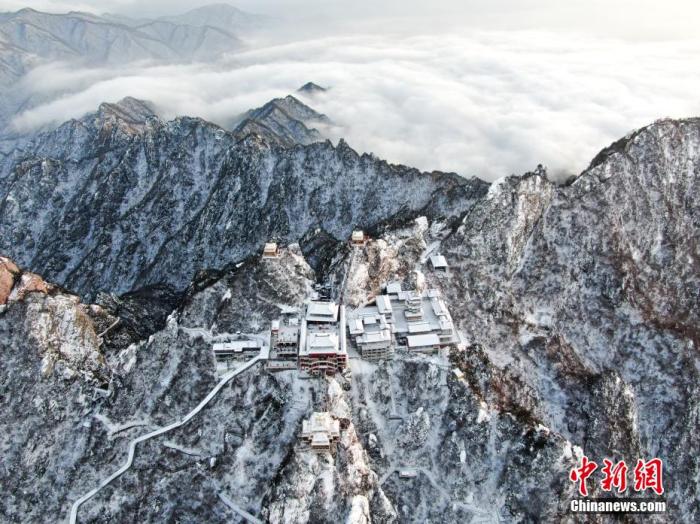 雪后老君山。王中举 摄