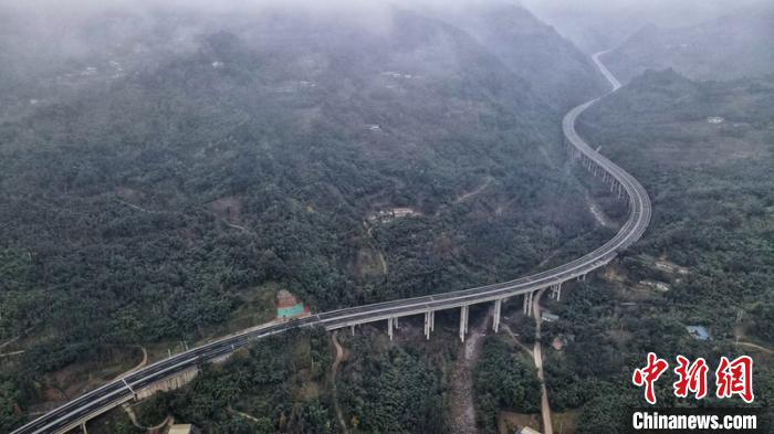 穿行山间的仁沐新高速公路犍为枢纽至马边路段。　刘忠俊 摄