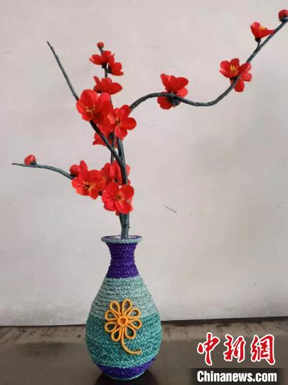 玉米皮装饰花作品。杨金花供图