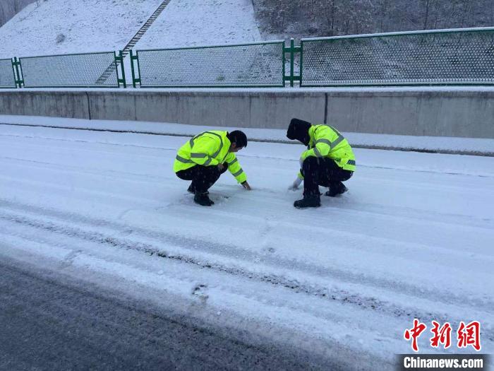 图为高速交警在一线。河南高速警方供图