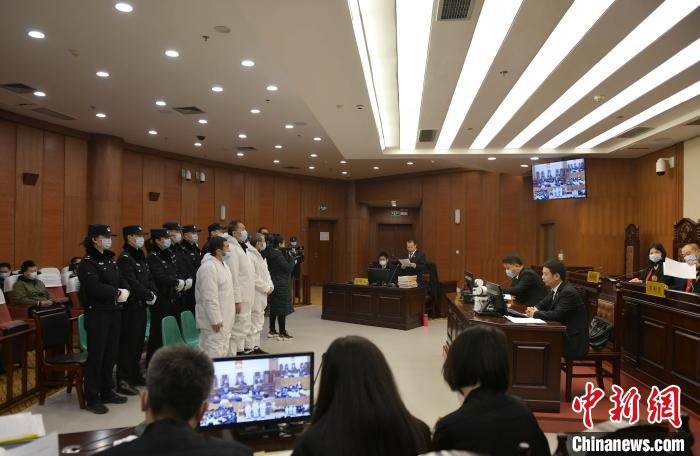 西安市中级人民法院22日公开开庭审理被告人李某、郭某、陈某犯非法经营案罪一案。　西安市中级人民法院 摄