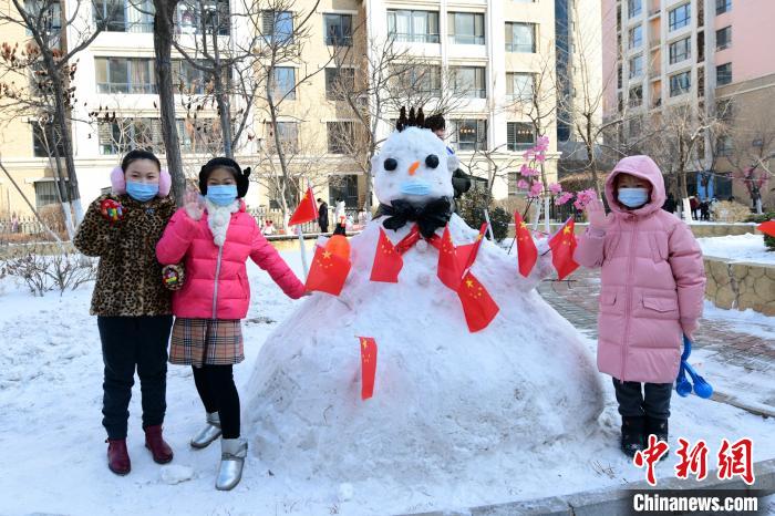 堆雪人。 铁西区委宣传部供图 　摄