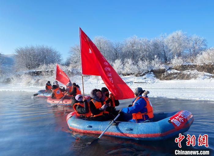 图为游客体验冬季漂流。　张玮 摄