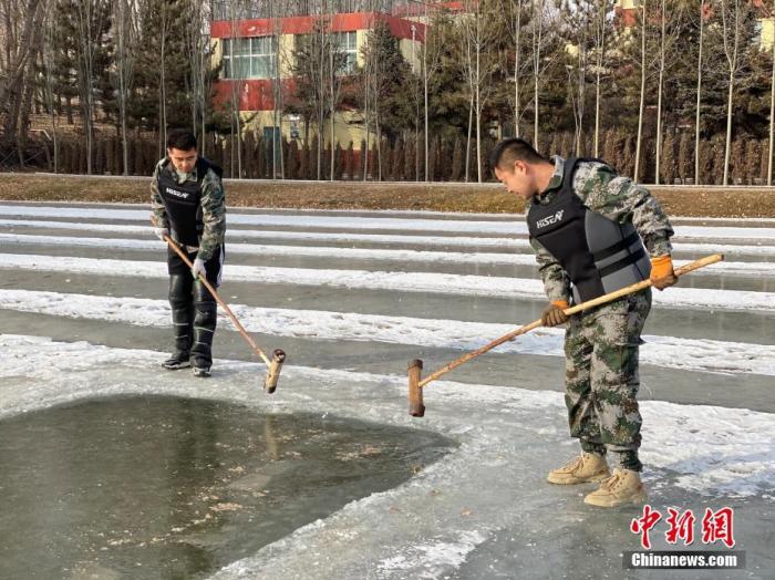 资料图为2020年12月28日，青海湖裸鲤救护中心工作人员在室外渔场破冰观察裸鲤活动情况。
中新社记者 李江宁 摄