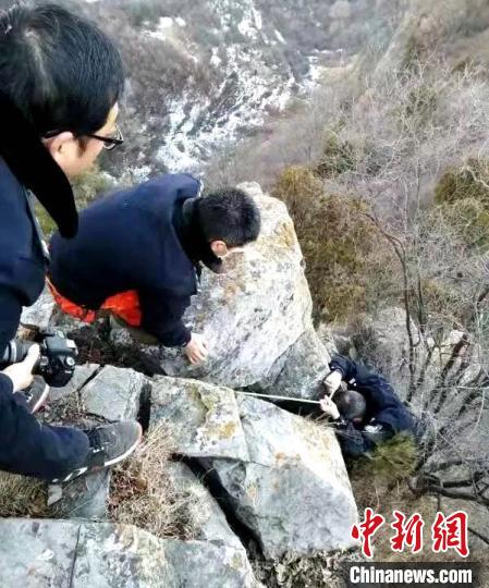 在当地村民的协助下，警方搭建绳索、开辟营救通道，民警和救治专家到达半山腰，对金钱豹进行麻醉解困和现场简易伤口处理后，成功将受伤严重的金钱豹救出。晋城市公安局供图