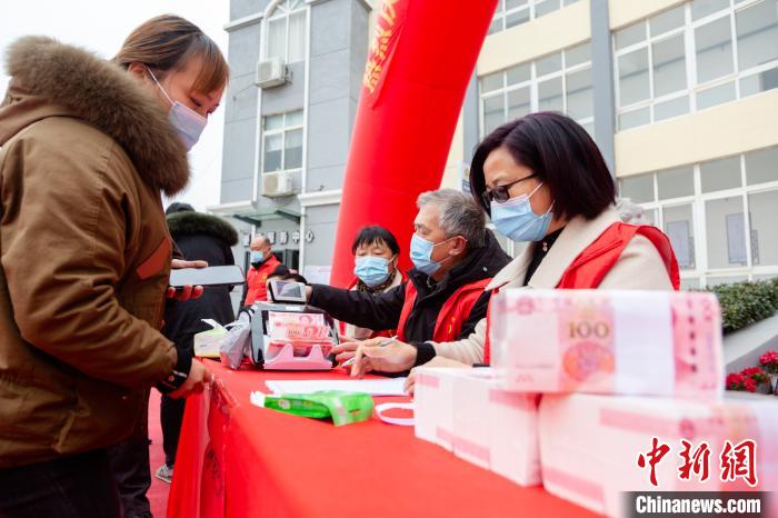 1月30日，龙潭村的一位股民正在核对信息准备领取自己的分红。　刘力鑫 摄