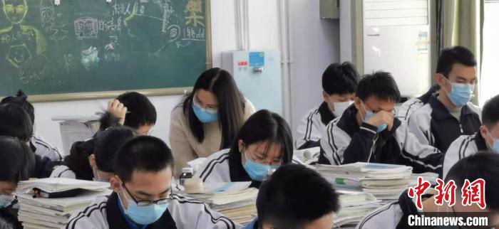 图为正中实验中学学生。　张庆录 摄