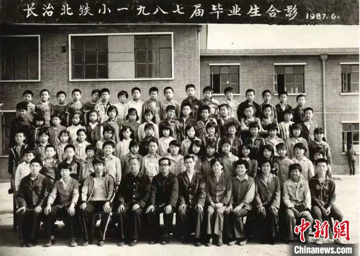 从1987年第一届毕业生合影，到2020届毕业生合影，马娜收集齐了30多年来长北小学每一个班的毕业照。马娜供图