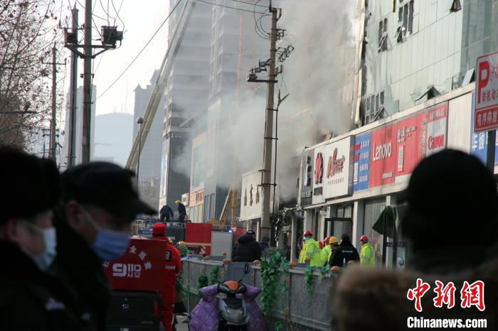 1月16日，位于山东济南的山东山纺科技市场发生火灾。现场浓烟滚滚。181名消防救援人员赶赴现场处置。　孙宏瑗 摄