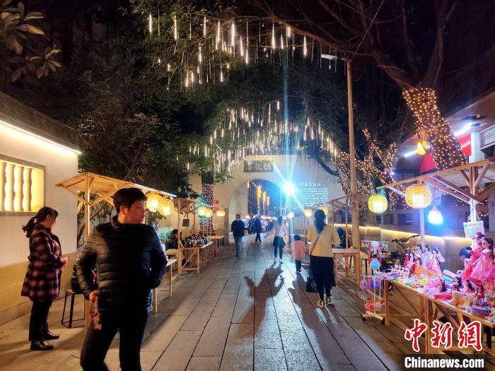 夜幕降临，市民在福建省福州市鼓楼区西门的藏天园文化夜市散步。　叶秋云 摄