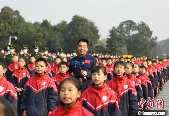 神州十号交接仪式上，航天员张晓光和少先队员朗诵诗词《水调歌头·重上井冈山》。杨华峰 摄