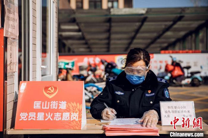 (资料图)杨琳作为志愿者，为社区居民服务。　王伯阳 摄