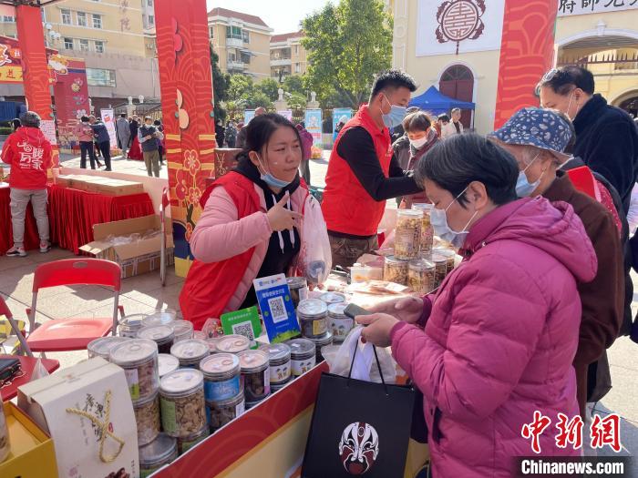 广州巾帼力量助手工艺品从小作坊走向大湾区市场 蔡敏婕 摄