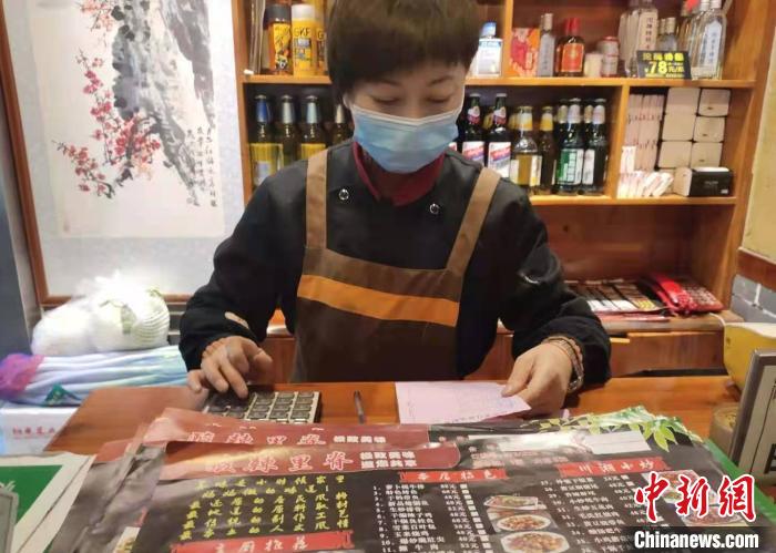 图为吕秉风在自己店中忙碌。　受访者供图 摄