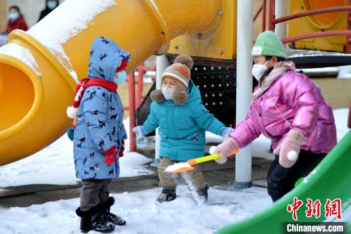 小朋友雪地撒欢。 铁西区委宣传部供图 　摄