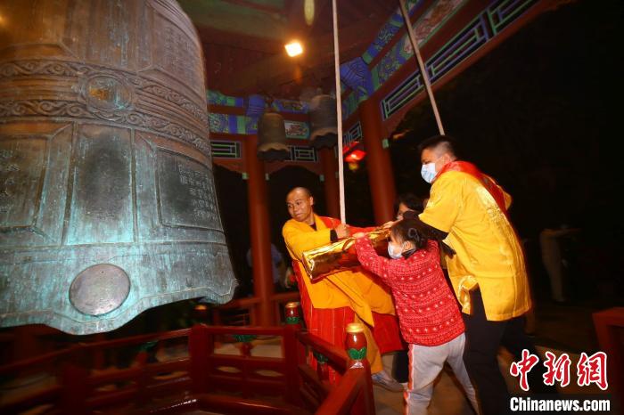 三亚南山寺僧众与各地民众、游客一道撞钟迎新年。　陈文武 摄