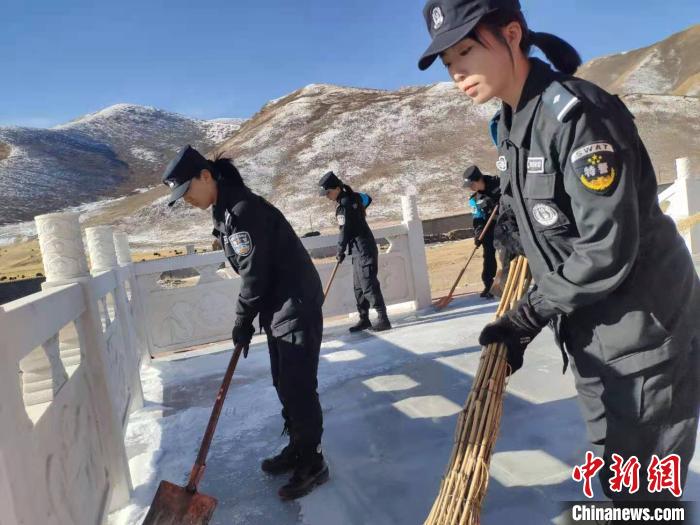 图为果洛州公安局特警支队直属女子中队队员在打扫积雪。果洛州公安局特警支队供图