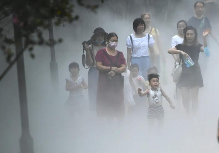 智慧凉道，夏天根据温度自动喷雾降温。中新社记者 陈超 摄