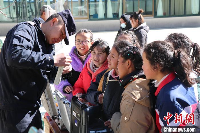 林芝边境管理支队里龙边境派出所邀请里龙乡小学师生和当地民众进警营，了解民警工作生活。　曹中皇 摄