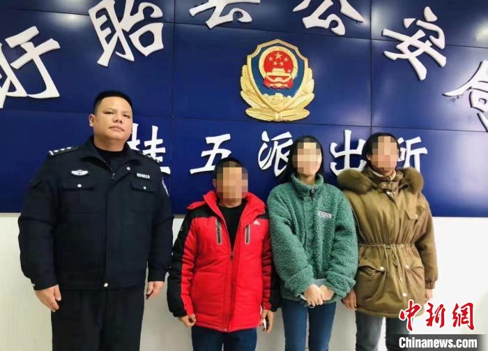 尹先生一家与民警合影 德清公安提供