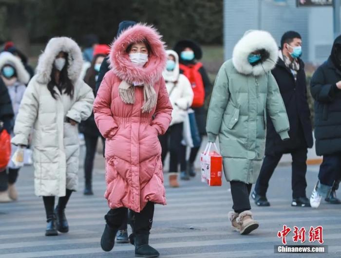 1月6日，北京受寒潮天气影响，气温再创入冬以来新低。图为市民在街头出行。 中新社记者 蒋启明 摄