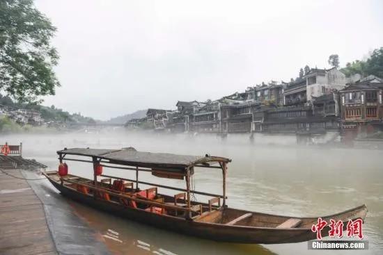 7月1日，清晨的凤凰古城沱江河面水雾弥漫，仿佛置身于“仙境”。杨华峰 摄