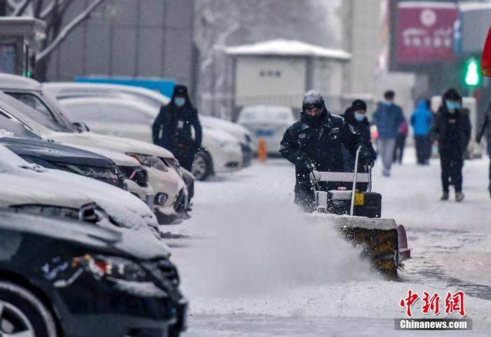 图为工作人员用机械扫雪车清理积雪。
中新社记者 刘新 摄