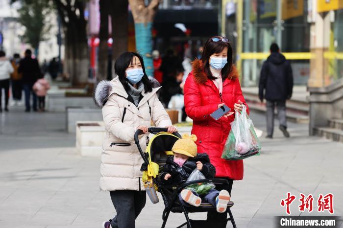 江汉路步行街上，市民戴着口罩逛街 张畅 摄