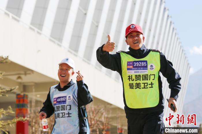 图为拉萨片区民警在健身悦跑活动中。　何宇恒 摄