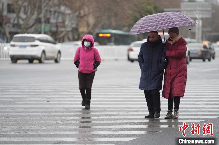 图为昆明市民“全副武装”出行。　刘冉阳 摄