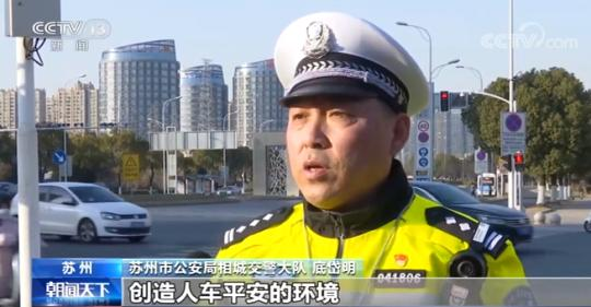 江苏苏州交警坚守岗位战严寒