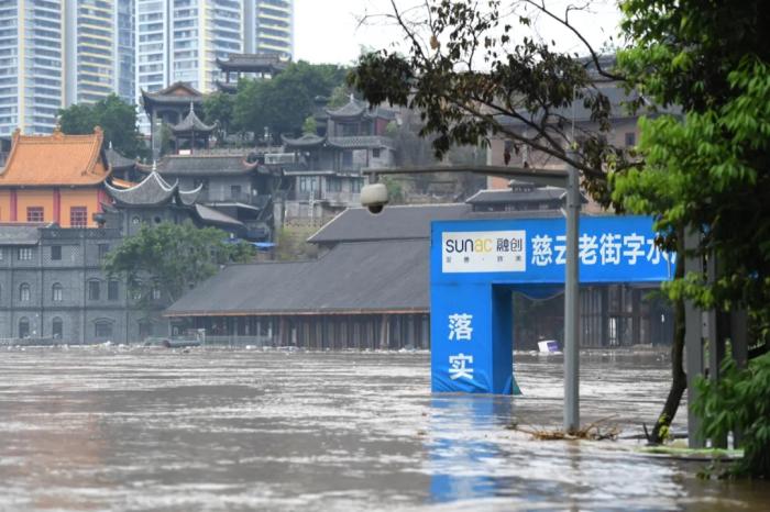 洪水中的重庆南岸慈云寺老街。中新社记者 陈超 摄