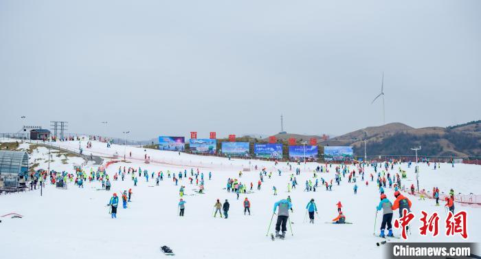 宜昌百里荒滑雪场，游客体验冰雪运动乐趣 湖北省文旅厅供图