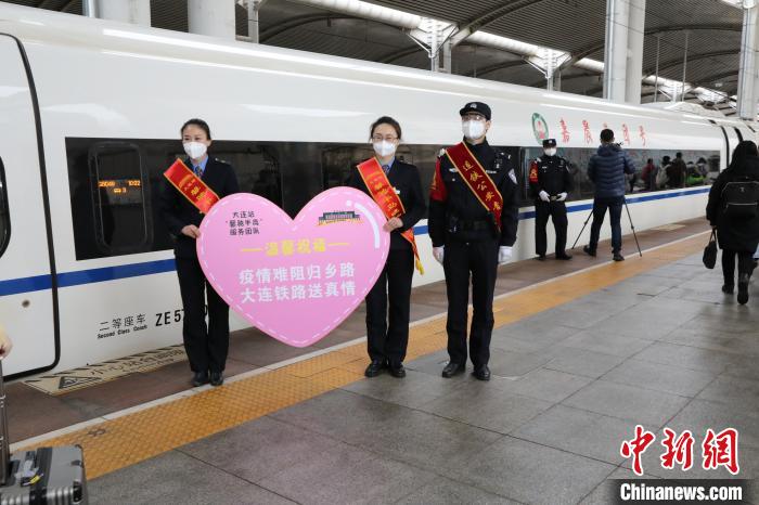 图为大连站“馨驰半岛”服务团队服务高校学生。　杨毅 摄