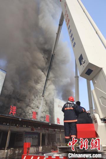 1月14日，山东省济南市历下区姚家路银座圣洋物流副产品批发市场一停用冷库保温层起火，消防救援人员紧急救援。11时30分，明火被全部扑灭。　张超 摄