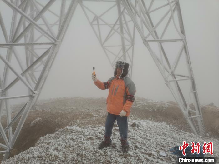 观冰员在观冰点测量温度、湿度及风速，为导线融冰提供决策。　姚远 摄