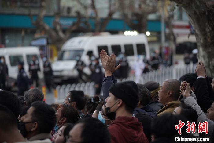 图为现场民众鼓掌庆祝人质获救。　刘冉阳 摄