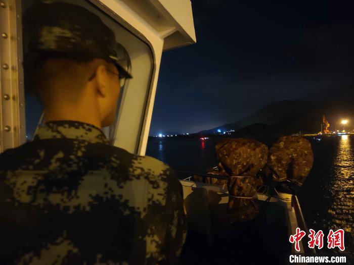 海警人员深夜搜救。海南海警局供图