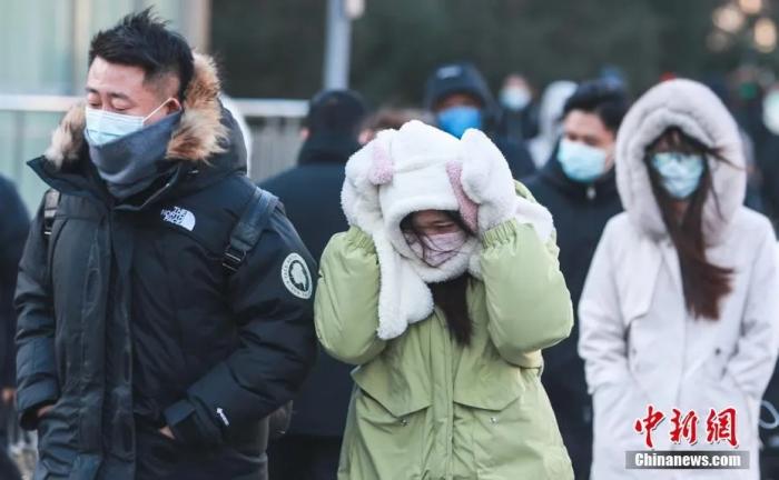 1月6日，北京受寒潮天气影响，气温再创入冬以来新低。图为市民在街头出行。 中新社记者 蒋启明 摄