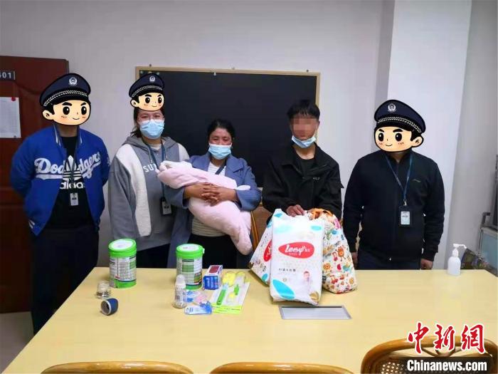 图为男婴在检察院工作人员的见证下被男方抚养。源城警方供图