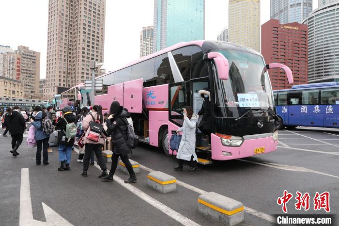 图为高校有序组织点对点送站等形式护送学生离校返乡。　杨毅 摄