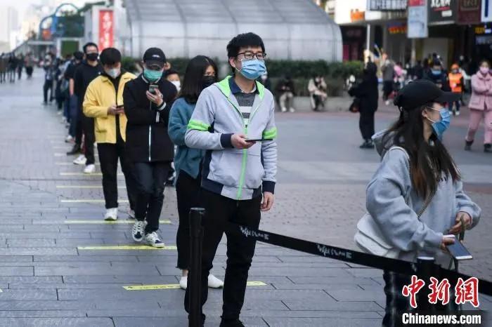 2月23日，长沙黄兴路一家网红奶茶店复工开业，顾客纷纷慕名而来，在奶茶店前排起近百米队伍。据现场店员介绍，排队顾客需每人间隔1.5米，店内点单和取餐的顾客都需要进行体温测量和手部消毒。杨华峰 摄