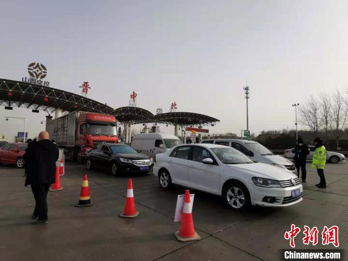 1月11日-12日，晋中公安交警共检查车辆8500余辆次，核实并劝返来自中高风险地区车辆74辆。　杨杰英 摄