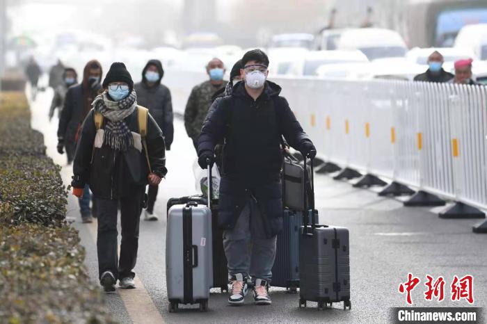 作为连接太原、榆次的主要通道，12日上午，太榆路车流量大，待检车辆排起长龙。　武俊杰 摄