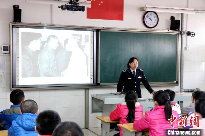 (资料图)杨琳走进学校，为学生讲解城市排污系统以及化粪池清疏原理等知识。　王伯阳 摄