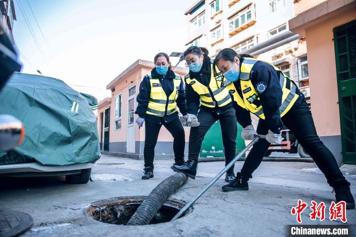 (资料图)杨琳用钢叉搅动上冻的粪便，同时还要搅动抽粪胶管，将化粪池内死角清理干净。　王伯阳 摄