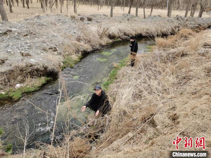 2020年3月底，甘肃全面启动黄河流域入河排污口现场排查工作。此次排查涉及兰州、白银、天水、武威、平凉、庆阳、定西、临夏、甘南9个市(州)58个县区，参与排查的700余名工作人员利用无人机航拍、遥感解译、现场人工排查等多种方式进行。(资料图)甘肃省生态环境厅供图