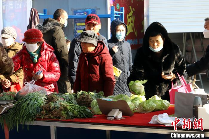 图为附件居民在集市上买菜。　张道正 摄