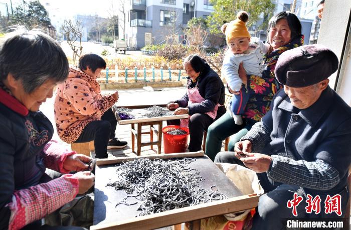 村民们打零工增加收入 严龙 摄